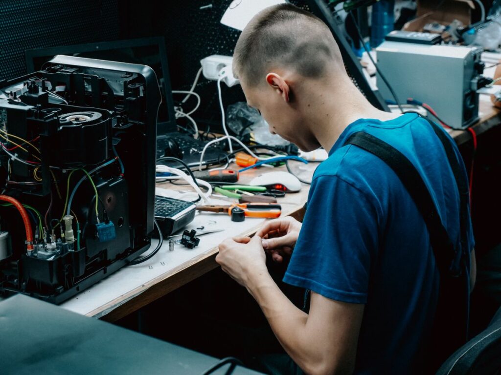 Techniker bei der Reparatur