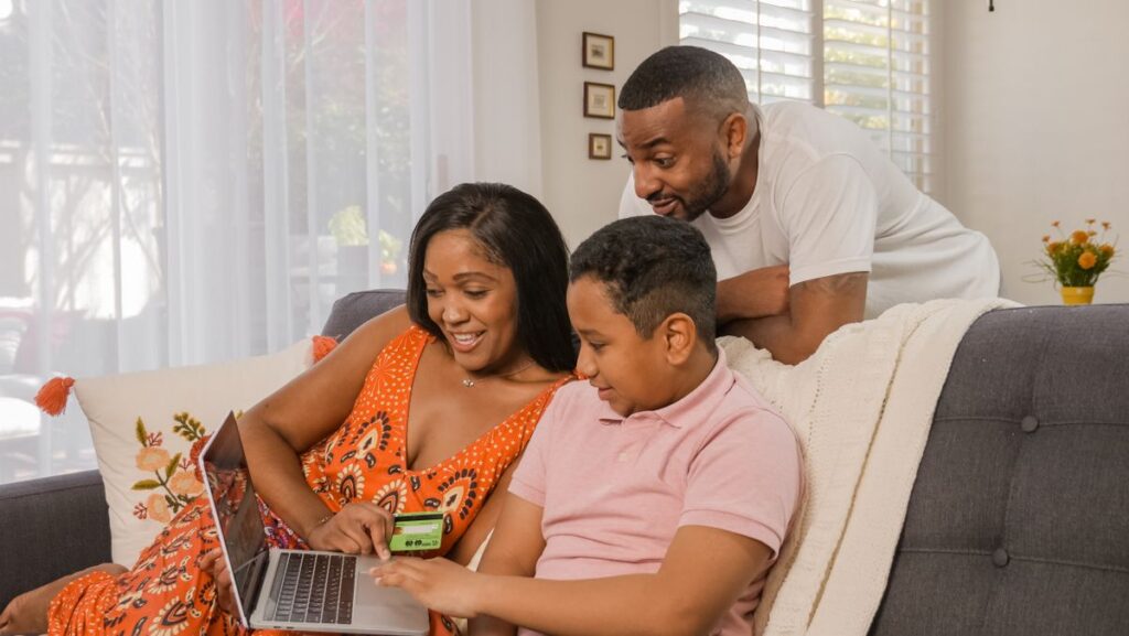 Familie am Laptop